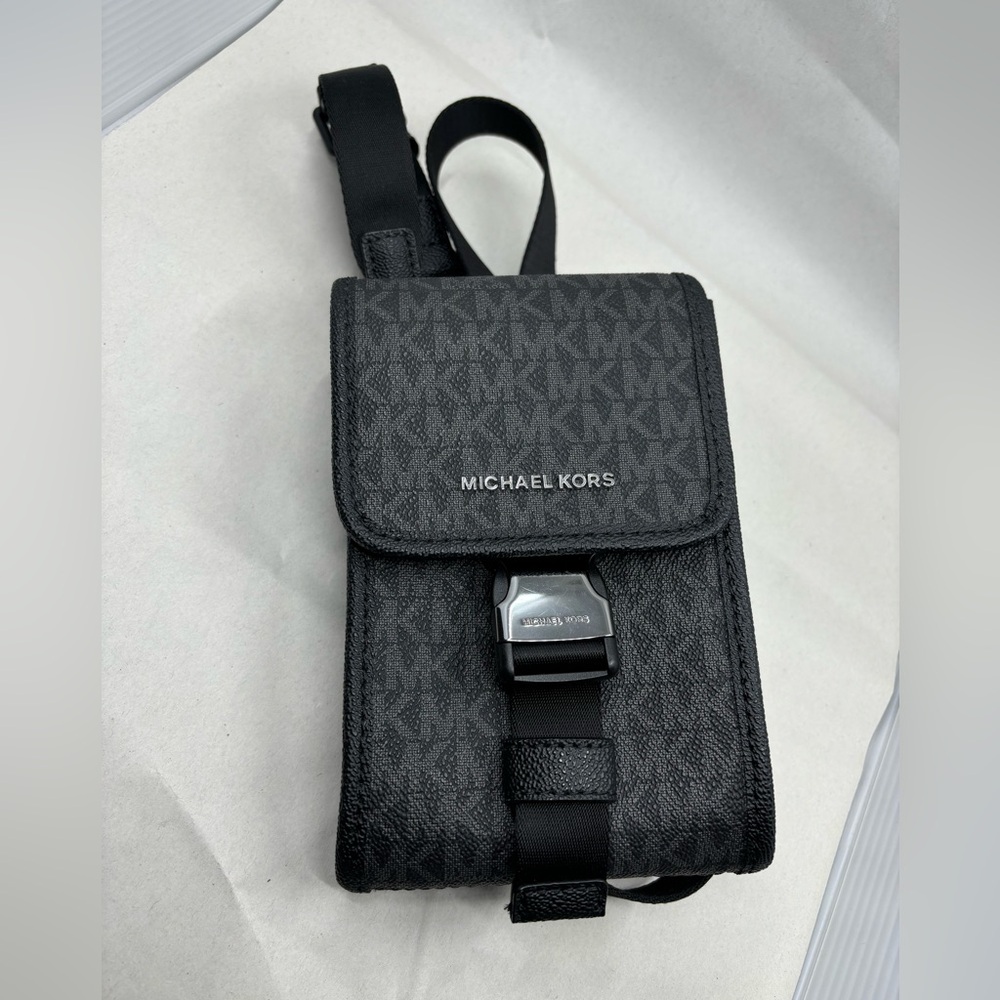 Used. Micheal kors phone crossbody. Black.